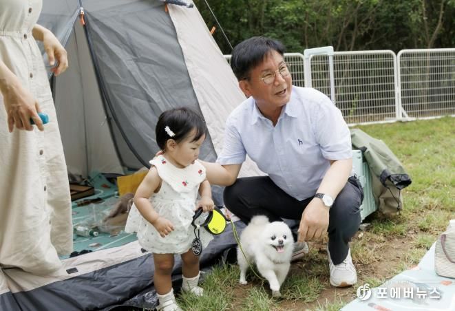 마포구 반려동물 캠핑장에서 반려견과 함께 행복한 시간을 보내고 있는 박강수 마포구청장