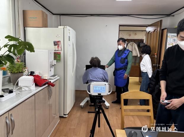 영통구보건소 관계자가 경로당을 방문해 어르신들 대상으로 결핵검진을 하고 있다.