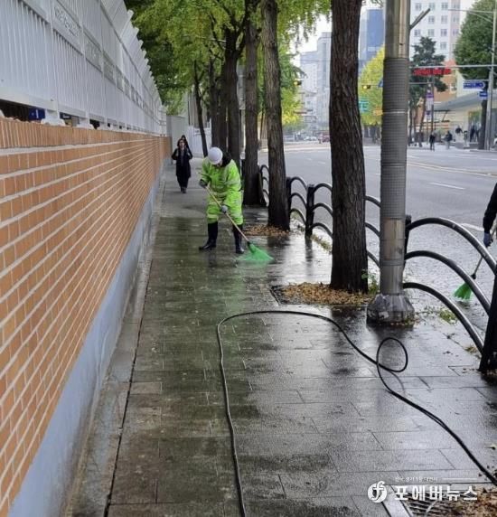 가을철 낙엽·은행 열매 집중 청소 사진