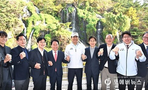 오세훈 서울시장이 6일(목) 서대문구 홍제동 일대에서 열린 '홍제폭포 북합문화센터 개관식'에서 참석자들과 기념사진을 촬영하고 있다.