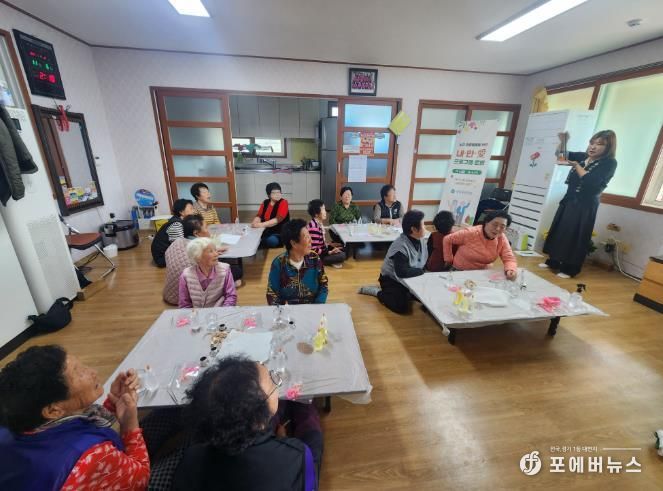 강진군 군동면 평리경로당에서 어르신들이 노인자살예방 프로그램 ‘내·안·愛’에 참여하고 있다.