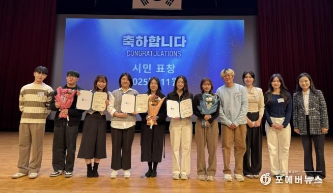 혁신나래연구단 우수과제 수상 팀이 수상 후, 기념사진을 촬영하고 있다.