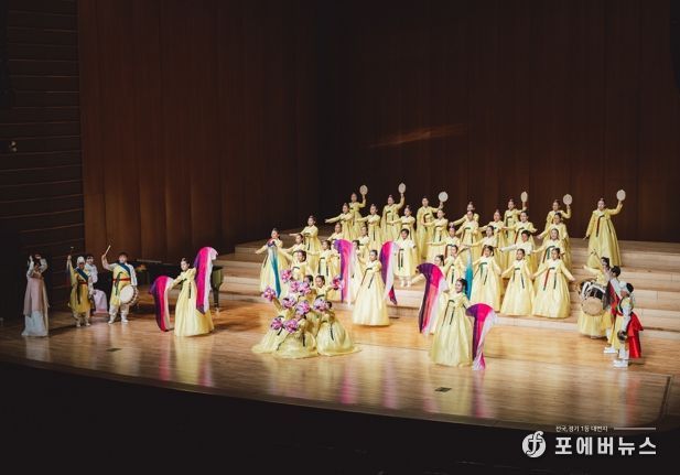 나주시립소년소녀합창단이 제21회 부산국제합창제에서 청소년 부문 3위와 금상을 수상했다. 사진은 부산국제합창제 경연대회에서 공연을 하는 나주시립소년소녀합창단 모습.