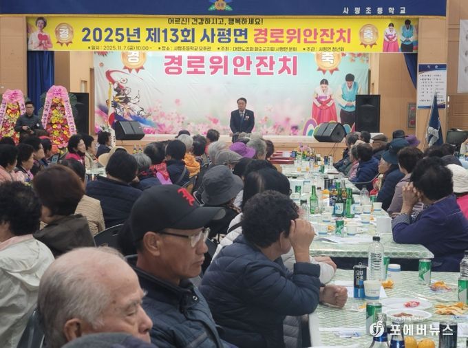 경로위안잔치 축사를 전하고 있는 구복규 군수