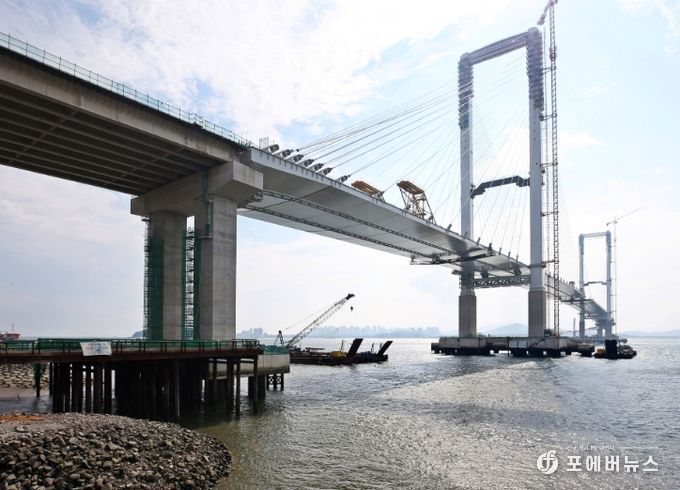 제3연륙교 시공 현장(제3연륙교는 세계 최고 높이인 184.2m 주탑 전망대와 수변데크길, 자전거도로, 야간경관 등을 갖춘 체험·관광형 교량으로 세워진다. 9월 12일 마지막 상판 설치 작업이 완료됐으며, 현재 공정률은 약 94% 이다.)