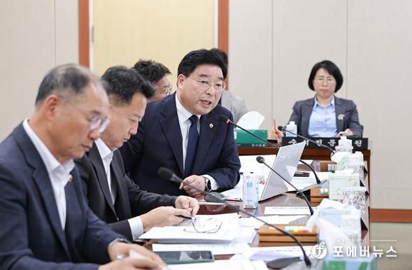 신민호 의원(순천6, 더불어민주당)이 일자리투자유치국장에게 질의를 하고있다.