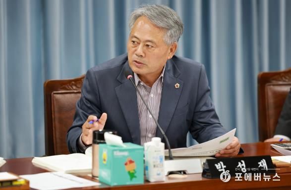 박성재 전남도의원이 (재)남도장터 김경호 대표에게 질의하고 있다.