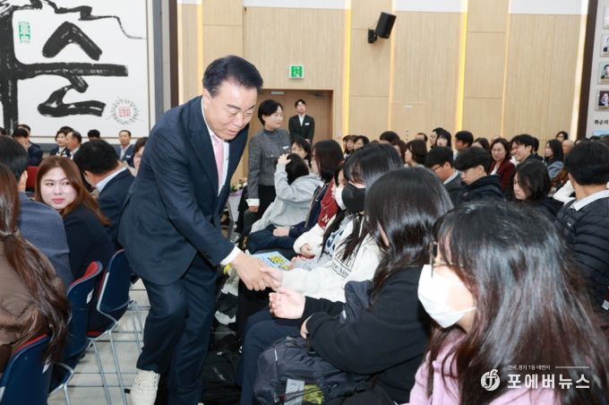 구복규 화순군수(화순장학회 이사장)가 참가 학생들과 인사하는 모습
