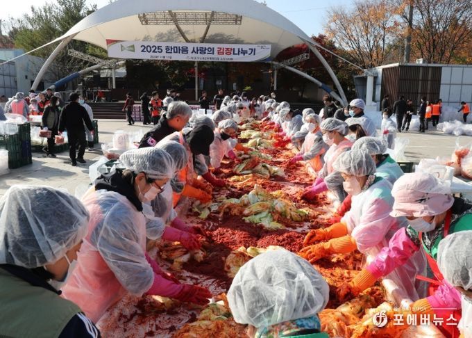 (사)경기도여성단체협의회 김포시지회가 지난 11일 사우문화체육광장에서 ‘한마음 사랑의 김장나누기’ 행사를 개최했다.
