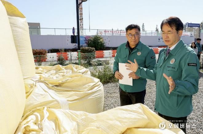 2025-2026 겨울도로 제설 대책 현장점검 중인 이동환 고양특례시장(오른쪽)