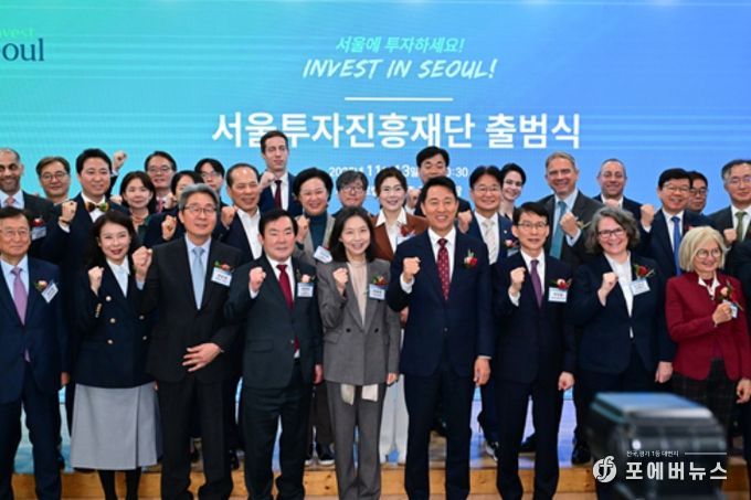 구미경 의원이(두번째줄, 오른쪽에서 다섯 번째 갈색 정장) 행사에 참석하여 기념사진을 촬영하고 있다.