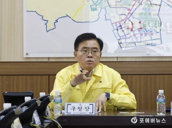 진교훈 서울 강서구청장이 구청에서 ‘제설대책본부 발대식’을 갖고 재난 안전 부서장들과 함께 겨울철 제설대책을 최종 점검하고 있다. 구는 2026년 3월 15일까지 4개월간을 제설대책기간으로 정하고 24시간 비상근무체제에 들어간다.