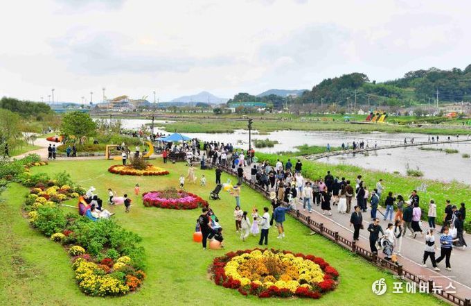 올해 장성 황룡강 가을꽃축제가 방문객 40만여 명을 기록하며 성황리에 막을 내렸다. 장성군 제공