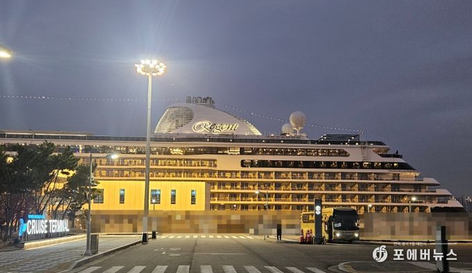인천항 크루즈 터미널에 리젠트 세븐시즈(Regent Seven Seas)사의 ‘세븐시즈 익스플로러(Seven Seas Explorer)’호가 정박해 있다 / 사진제공 = 인천항만공사