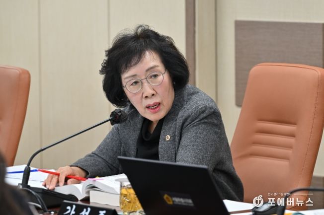 신복자 서울시의원이 여성가족실 행정사무감사에서 질의를 하고 있다.