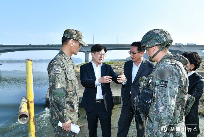 김포시가 7일 고촌읍에 위치한 백마도에서 현장행정을 진행했다.