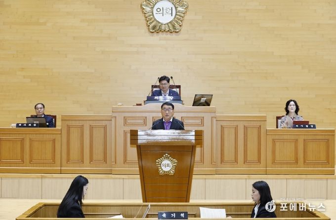 19일, 제332회 신안군의회 제2차 정례회에서 시정연설 중인 김대인 신안군수 권한대행