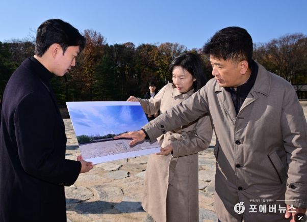 정전에서 바라 보이는 경관 뷰 확인하는 최호정 의장