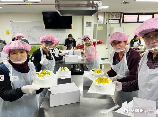 미추홀구종합자원봉사센터 다채로운 봉사단, ‘미리 크리스마스’ 케이크 제작 나눔 활동 펼쳐