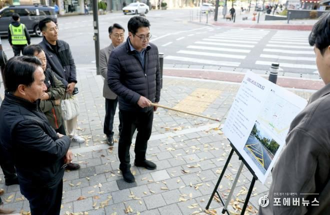 이성헌 서대문구청장(왼쪽)이 관계 직원으로부터 한성중고등학교 일대 도로 열선 설치사업 추진 현황을 보고받고 있다.
