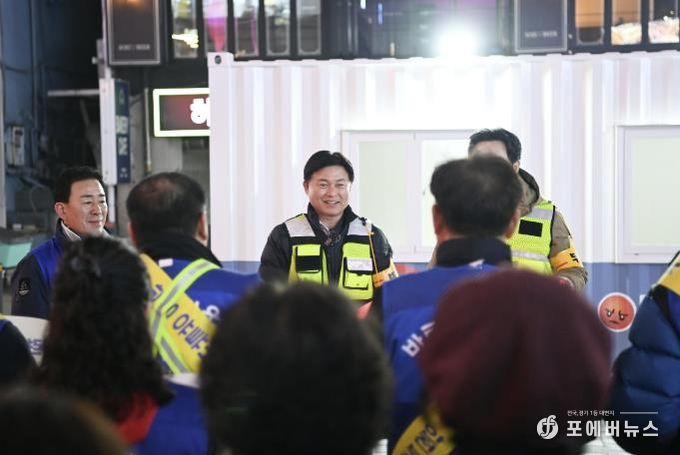 조용익 부천시장이 지난 25일 부천역 피노키오 광장 미디어안전센터 앞에서 시민대책위원회 가두캠페인에 대해 감사인사를 전하고 있다.