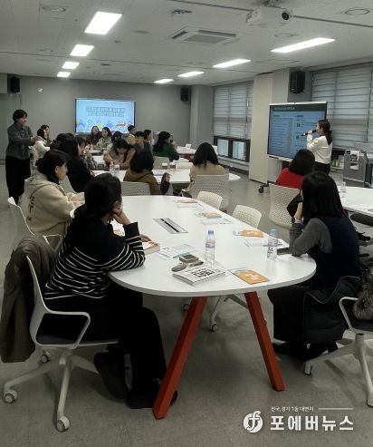 광주시교육청이 27일 교사성장마루에서 진행한 ‘공간 크리에이터에게 배우는 교실 디자인’ 연수에서 교사들이 이정원 대표의 강의를 듣고 있다. / 광주시교육청 제공