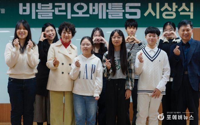 시상식에서 안필연 대표이사(좌측 세번째), 정구선 도서관본부장(우측 첫 번째)이 수상자들과 포즈를 취하고 있다.