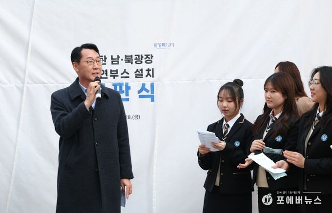 정명근 화성특례시장이 학생들과 흡연부스 설치에 따라 정화된 거리 환경에 대해 이야기 하고 있다