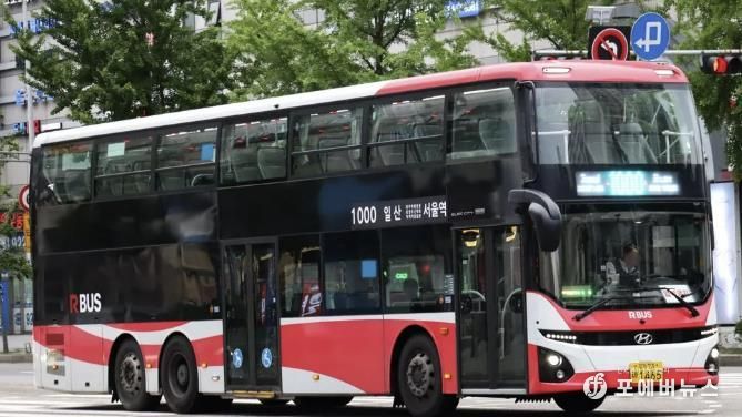 고양시에서 서울시로 운행하는 1000번 직행좌석버스 노선에 투입된 2층 버스