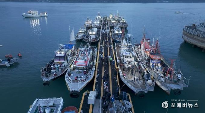 대회 성공을 위해 출항을 준비중인 낚시선박들.