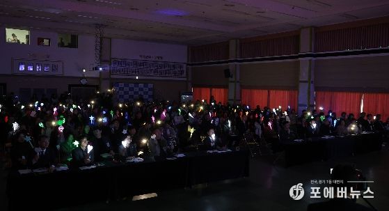 광산구 ‘시민의 힘! 광장의 빛으로 채우는 민주주의’ 퍼포먼스 사진.