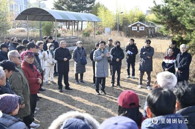 조용익 부천시장이 2일 상동 영상문화단지에서 열린 ‘틈만나면, 현장속으로’ 에 참석해 파크골프장 설치에 대한 시민 의견을 청취하고 있다.