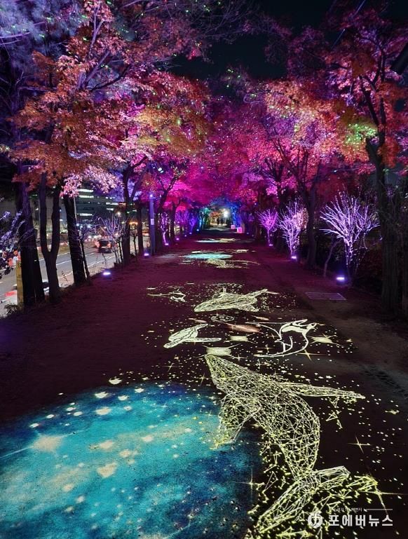 푸른 물결 속 고래가 유영하는 ‘밤하늘을 유영하는 고래’ 조명 연출 모습