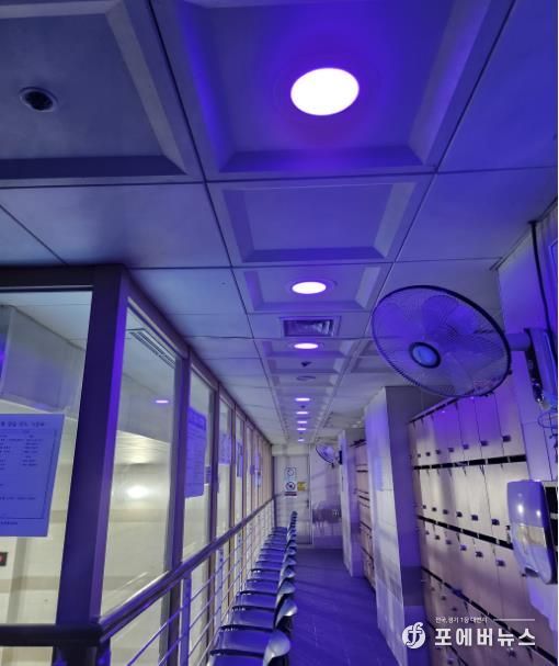 문화체육센터 수영장 대기 공간에 항균등을 설치한 사진