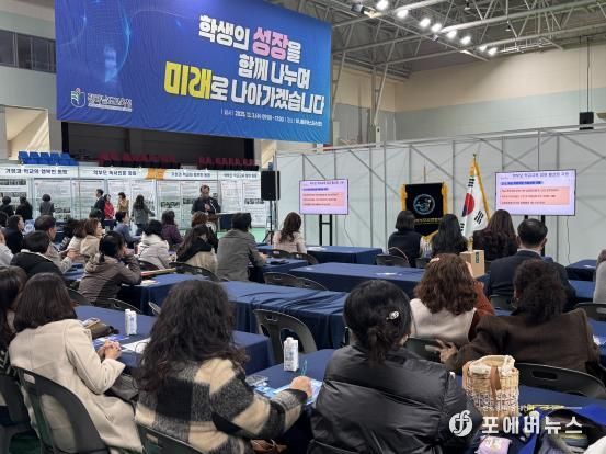 3일 화순 하니움문화스포츠센터에서 전남 각 지역의 학부모 100여 명이 참석한 가운데 ‘2025 전남 학부모 한마당’이 진행되고 있다.