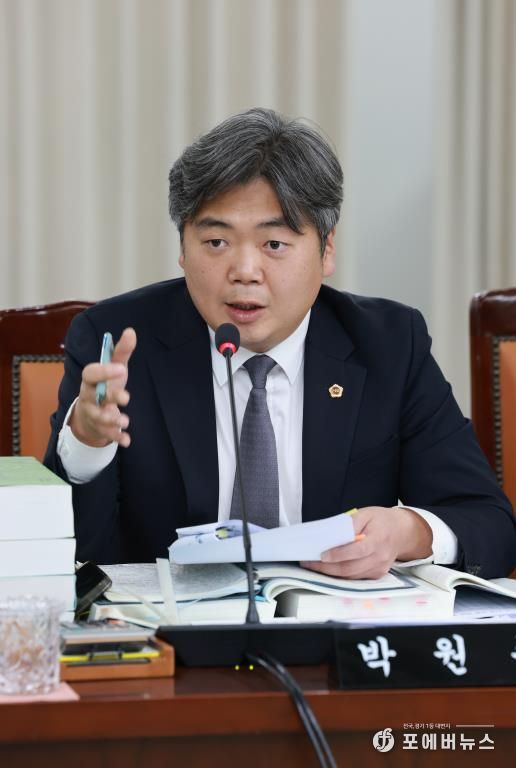 본예산 심사 중인 박원종 전남도의원