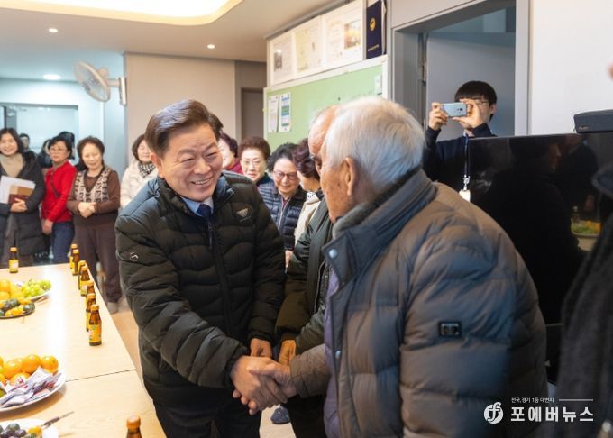 박승원 광명시장이 4일 ‘우리동네 시장실’의 일환으로 일직동 양지편 경로당을 방문해 어르신들의 안부를 확인하고 있다.