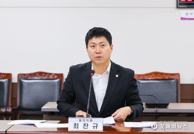 최찬규 의원이 지난달 25일 제300회 제2차 정례회 문화복지위원회에서 자신이 대표 발의한‘안산시 무장애 도시 조성 조례안’에 대해 설명하고 있다.