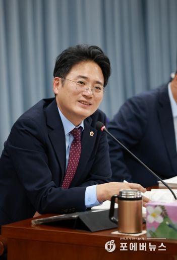 진호건 전남도의원이 농축산식품국 박현식 국장에게 질의하고 있다.