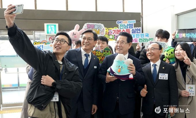 8일 영암군민회관 대회의실에서 열린 ‘영암군 정책비전 투어’ 행사에 참석한 김영록 전라남도지사가 영암군청 직원들과 함께 기념촬영을 하고 있다.