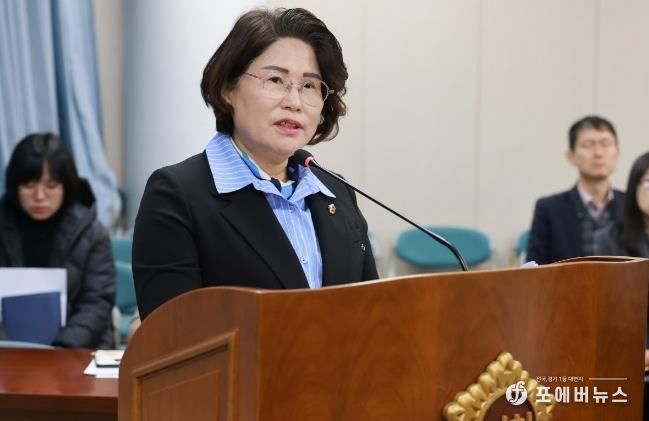 김화신 전남도의원(더불어민주당, 비례)이 제395회 정례회 기획행정위원회에서 조례 개정안을 제안설명하고 있다.