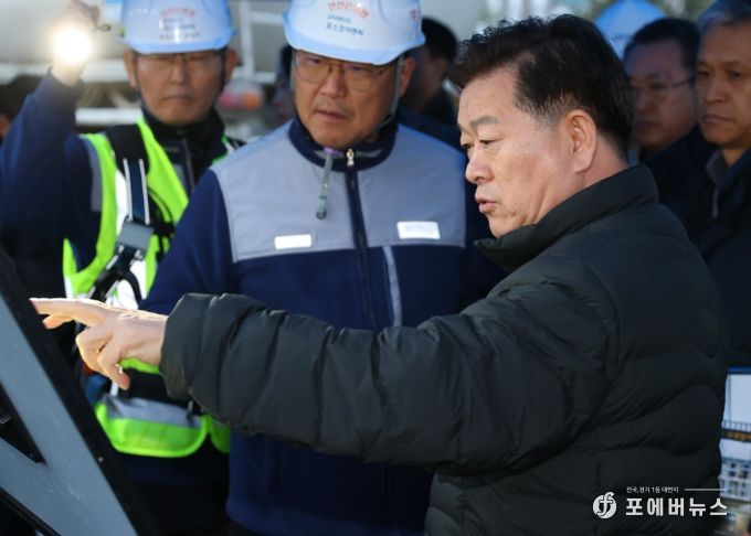 박승원 광명시장이 10일 오후 지난 4월 붕괴사고가 발생한 신안산선 복선전철 공사 현장을 찾아 시공사인 포스코이앤씨 관계자들에게 즉각적이고 책임 있는 복구작업을 해달라고 강력히 촉구하고 있다.