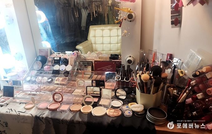 업소 내 미용 시설(거울, 의자, 미용 도구 등)