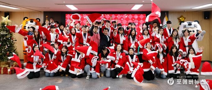 2024. 12 출정식 후 산타모자를 던지는 참가자들과 서강석 구청장, 인사말하는 서 구청장