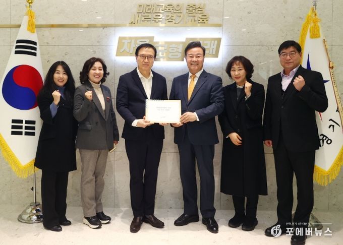 김성제 시장이 임태희 교육감에게 의왕교육지원청 신설 신속 추진 건의문을 전달하고 있다.