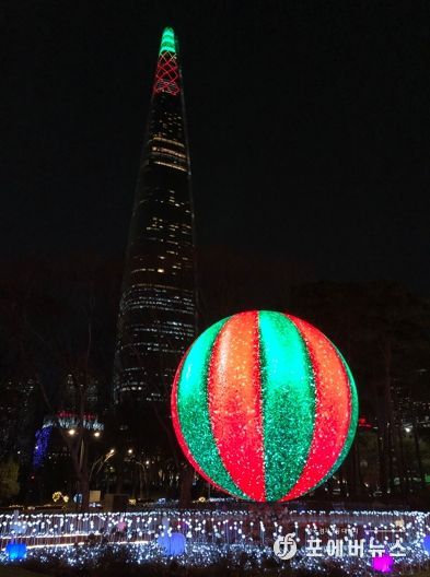 크리스마스 기념 영상이 표출되는 ‘더 스피어’의 아름다운 야경