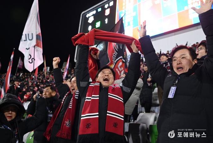 이달 8일 부천FC1995 승강 PO 2차전 경기에서 골을 넣자, 조용익 부천시장이 기뻐하고 있다