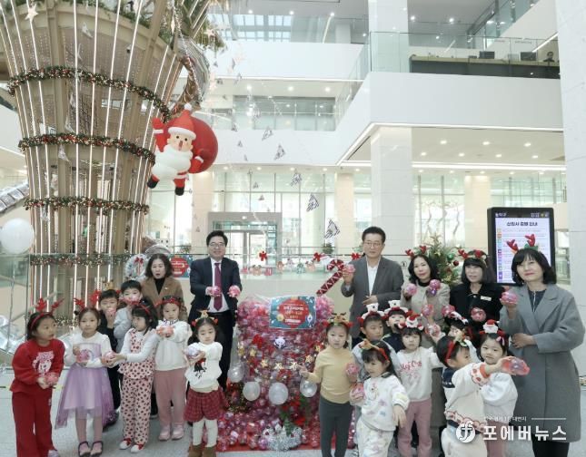 지난 12일, 박일하 동작구청장(왼쪽 두 번째)이 ‘사랑의 저금통 쌓기’ 행사에서 참석자들과 기념 촬영하고 있다.