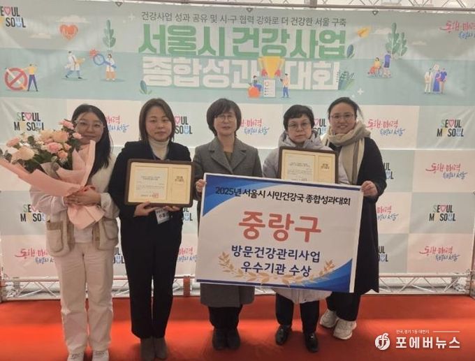 ‘우수구’ 표창 기념 촬영 중인 모습