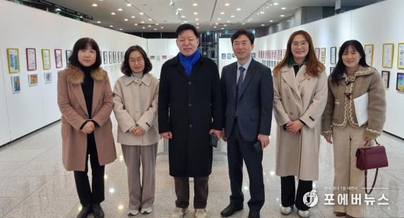 김정희 전라남도의회 순천성동초 예싹전시회 격려 사진